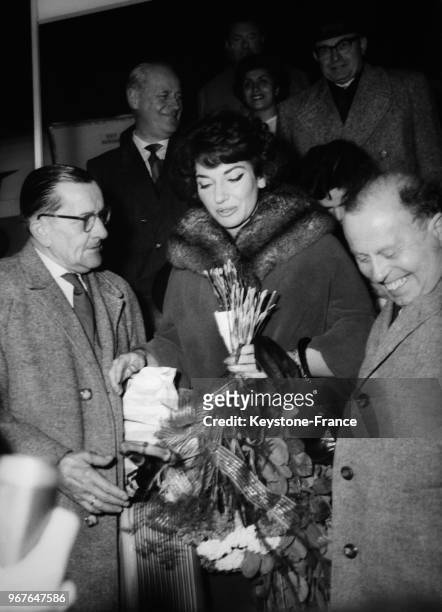 La cantatrice Maria Callas arrivant à l'aéroport de Tempelhof à Berlin, Allemagne, le 22 octobre 1959.