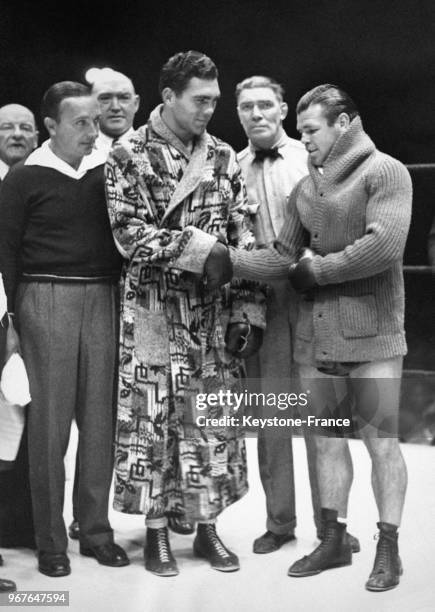 Les boxeurs Max Schmeling et Mickey Walker se serrent la main avant leur rencontre sur le ring pour un match caritatif le 26 septembre 1932 à New...