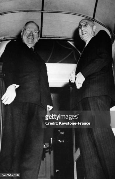 Le Président américain Truman et le Premier ministre iranien Mossadegh posant pour les photographes à Washington DC, Etats-Unis le 27 octobre 1951.