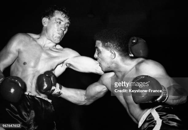 Le boxeur allemand Hans Stretz décoche un droit à son adversaire l'Anglais Randy Turpin à la Ernst Merck Halle le 21 septembre 1956 à Hambourg,...