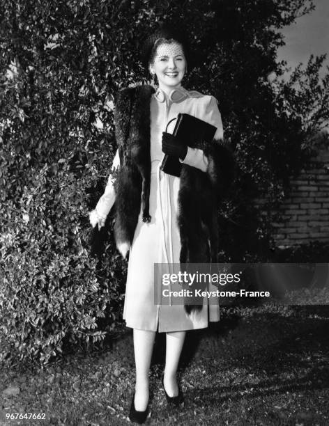 Joan Fontaine portant un ensemble gris perle avec une fourrure de renard gris conçu par Edward Stevenson pour le film 'Mademoiselle a disparu'...