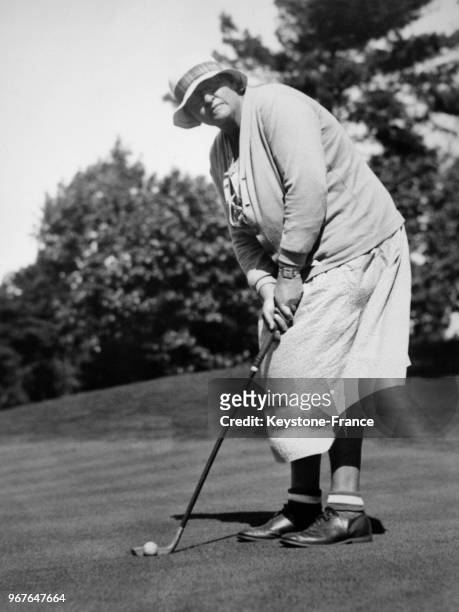 Margaret Curtis lors du championnat féminin de golf amateur sur le golf du Salem Country Club à Salem, Massachusetts, aux Etats-Unis, le 24 septembre...