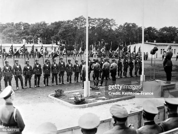 Le général von Blomberg parle aux élèves de l'école de motorisation et à leurs moniteurs sur le terrain de Doeberitz, Allemagne le 17 juillet 1935.