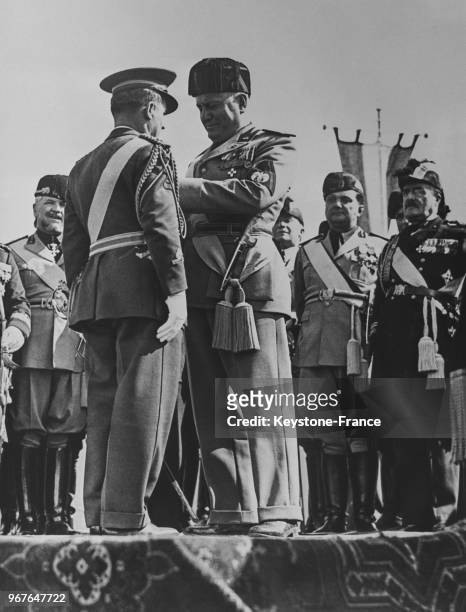 Mussolini décore le lieutenant Agello, l'homme le plus rapide au monde en avion, à Rome, Italie le 29 mars 1935.
