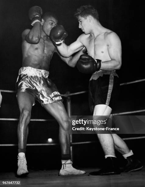 Le boxeur californien Ramon LeVarde décoche un direct au visage d'Odell Riley sur le ring le 25 janvier 1940 à San Francisco, CA.