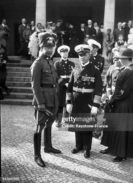 Le prince héritier Guillaume de Prusse et l'amiral Räder rendent hommage à l'aviateur Reinhold Poss lors de ses funérailles le 29 août 1933 à Berlin,...