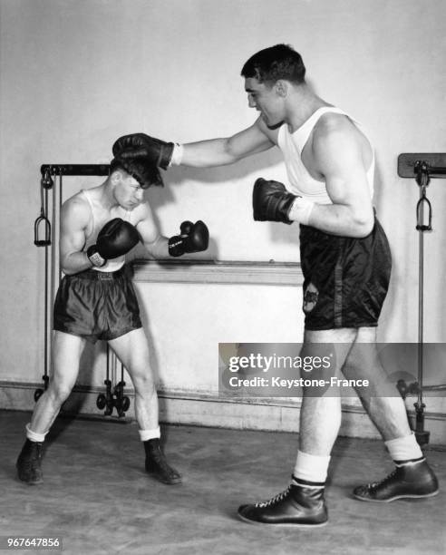 Entraînement de boxe entre le poids plume Little Skippy Allen et le boxeur italien poids lourd Primo Carnera le 16 mai 1933 à New York City, NY.