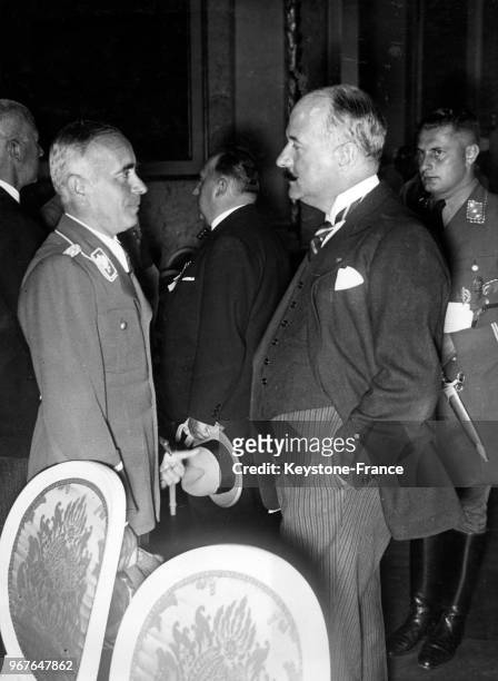 Le responsable des Sports du Reich von Tschammer und Osten rencontre l'ambassadeur de France en Allemagne André François-Poncet lors des Jeux...