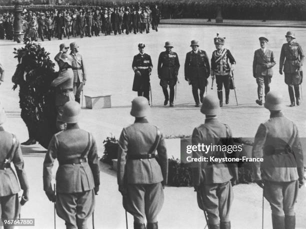 Hitler passent les troupes en revue accompagné du maréchal von Mackensen, du général von Fritsch, du général Goering et de l'amiral Raeder, à Berlin,...