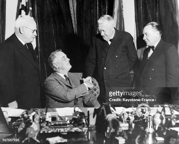 Le Président Roosevelt reçoit à la Maison Blanche les officiers du dirigeable allemand 'Hindenburg', avec de gauche à droite, Hans Luther,...