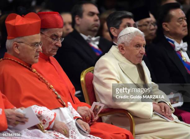 Le pape émérite Benoît XVI était présent au premier rang lors d'un consistoire célébré par le pape François qui a créé vingt nouveaux cardinaux dans...