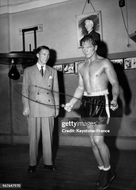 Le boxeur Tony Zale saute à la corde sous l'oeil attentif de Georges Carpentier le 13 septembre 1948 à New York City, NY.