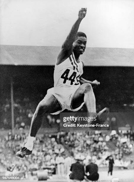 Américain William Steele aux qualifications du saut en longueur au stade de Wembley, à Londres, Royaume-Uni le 31 juillet 1948.