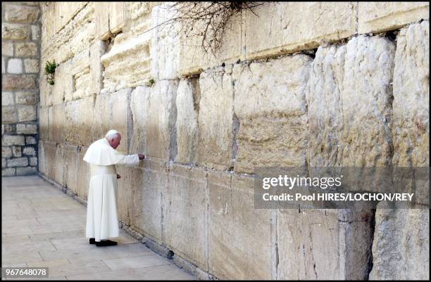 Jean-Paul II devant le Mur des Lamentations à Jérusalem, le .