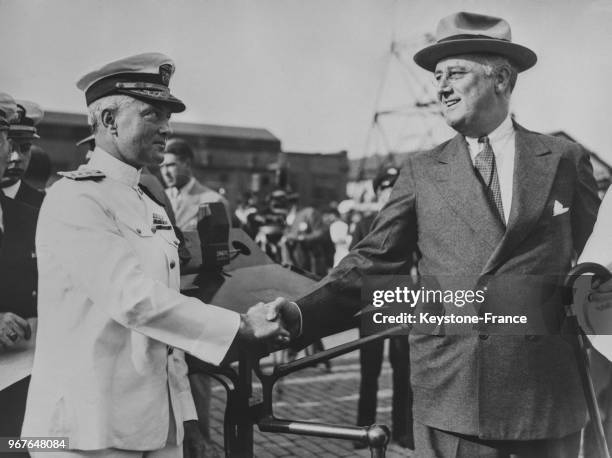 Le président Roosevelt félicitant l'amiral Byrd à son arrivée à Washington DC, Etats-Unis le 18 mai 1935.