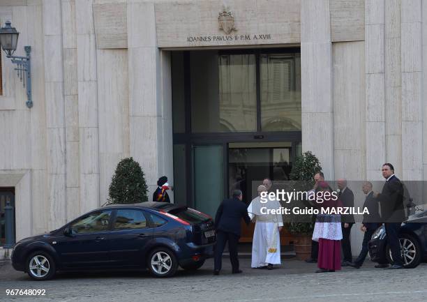 Le pape François rentre chez lui à la résidence Santa Marta après la cérémonie du consistoire dans la basilique Saint-Pierre au Vatican le 14 février...