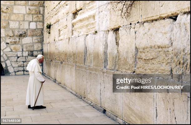 Jean-Paul II devant le Mur des Lamentations à Jérusalem, le .