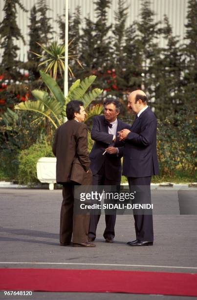 Le général Mohamed Mediène, dit 'Toufik', Sid Ahmed Ghozali et Larbi Belkheir lors du retour de Mohamed Boudiaf à Alger le 16 janvier 1992, Algérie.