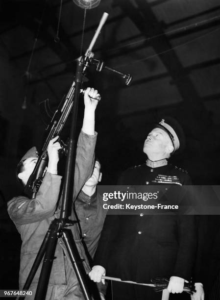 Le général Walter Kirke regarde l'utilisation d'un fusil-mitrailleur utilisé par l'unité de la défense anti-aérienne à Londres, Royaume-Uni le 18...