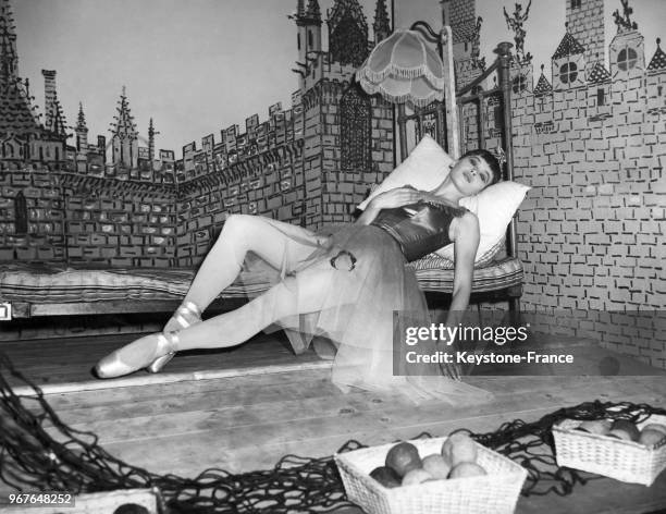 Leslie Caron pendant la répétition du ballet de Roland Petit 'La Belle au Bois Dormant' sur la scène du Théâtre Stoll à Londres, Royaume-Uni le 14...
