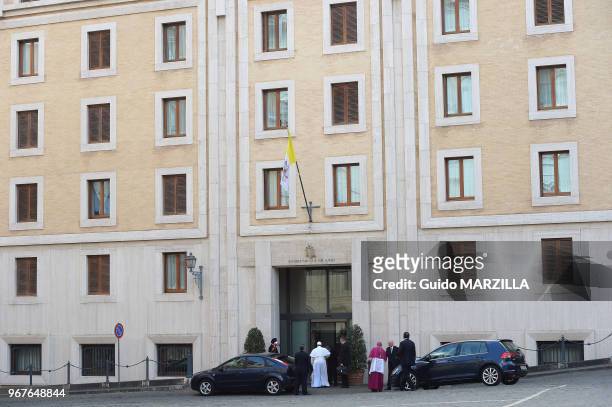 Le pape François rentre chez lui à la résidence Santa Marta après la cérémonie du consistoire dans la basilique Saint-Pierre au Vatican le 14 février...