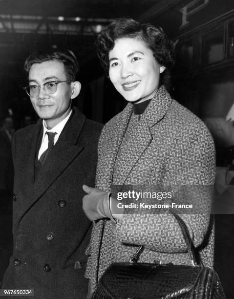 Le prince Anusara Mongkolkara Yugala de Thaïlande et son épouse Mom Ubol Yugala Na Ayudahya, en partance pour New York, à la gare de Waterloo à...