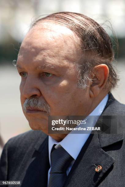 Le président Abdelaziz Bouteflika candidat à sa succession aux élections présidentielles d'avril 2014, ici le 26 juin 2011 à Cherchell dans la wilaya...