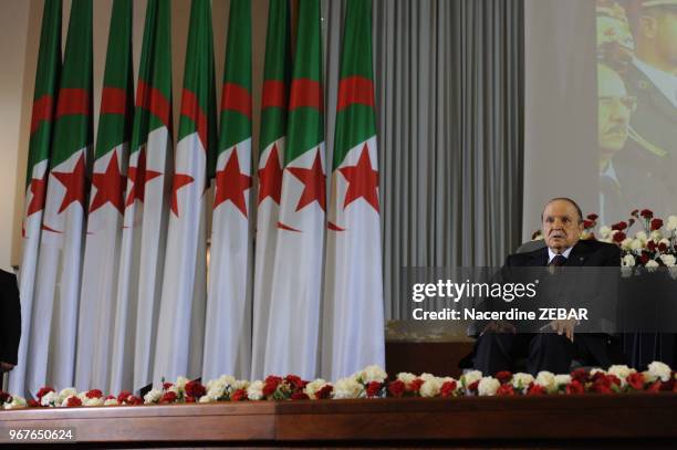 Le président algérien Abdelaziz Bouteflika prête serment pour un quatrième mandat le 28 avril 2014, Alger, Algérie.