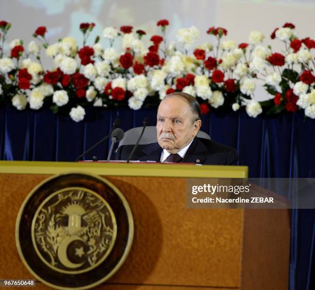 Le président algérien Abdelaziz Bouteflika prête serment pour un quatrième mandat le 28 avril 2014, Alger, Algérie.