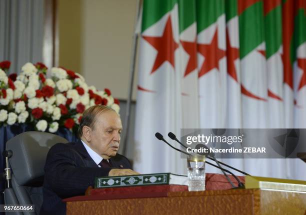Le président algérien Abdelaziz Bouteflika prête serment pour un quatrième mandat le 28 avril 2014, Alger, Algérie.