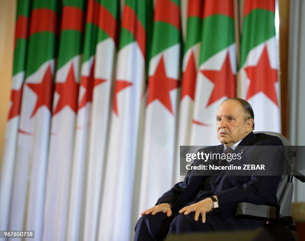 Le président algérien Abdelaziz Bouteflika prête serment pour un quatrième mandat le 28 avril 2014, Alger, Algérie.