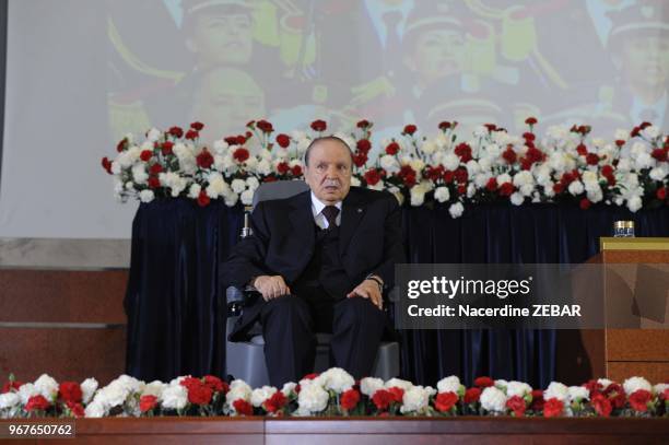 Le président algérien Abdelaziz Bouteflika prête serment pour un quatrième mandat le 28 avril 2014, Alger, Algérie.