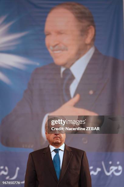 Le premier ministre algerien Abdelmalek Sellal en déplacement à Skikda le 25 janvier 2014 en Algerie.