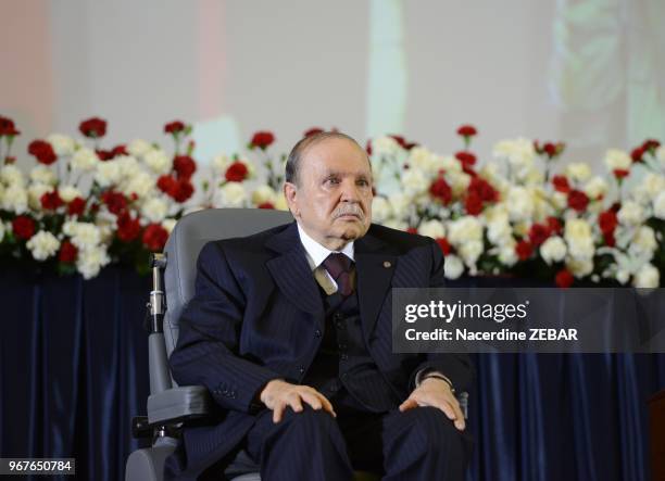 Le président algérien Abdelaziz Bouteflika prête serment pour un quatrième mandat le 28 avril 2014, Alger, Algérie.