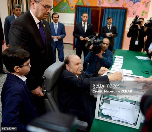 Abdelaziz Bouteflika vote lors des élections présidentielles à Alger, Algérie le 17 avril 2014.