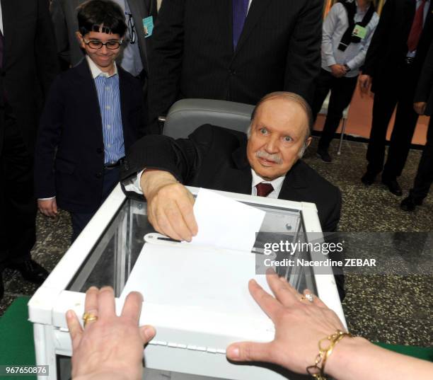 Abdelaziz Bouteflika vote lors des élections présidentielles à Alger, Algérie le 17 avril 2014.