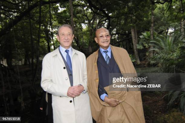 Le maire de Paris Bertrand Delanoe et le wali d'Alger Abdelkader Zoukh visitent ensemble le Jardin d'Essai du Hamma, principal espace vert d'Alger,...