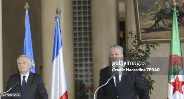 Le premier ministre francais Jean Marc Ayrault rencontre son homologue algerien Abdelmalek Sellal le 16 decembre 2013 a Alger, Algerie. Jean Marc...