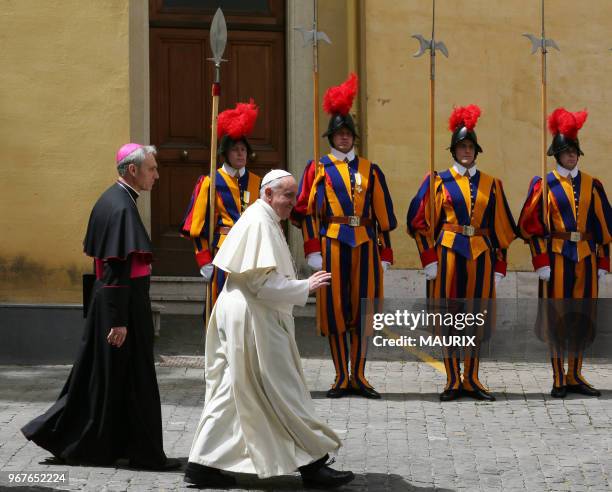 Le pape Francois et Georg Ganswein le 28 avril 2014 au Vatican.