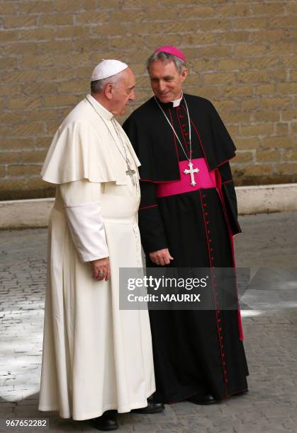 Le pape Francois et Georg Ganswein le 28 avril 2014 au Vatican.