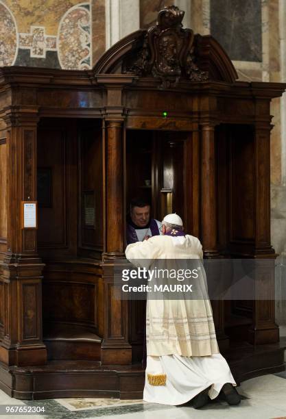 Le pape François se confesse en public, avec un prêtre le 28 mars 2014 dans la basilique Saint-Pierre, Rome, Vatican. Jamais un pape récent ne s'est...