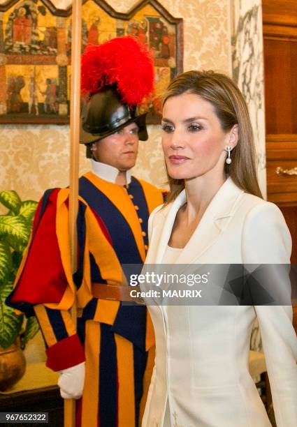 La reine Letizia d'Espagne le 30 juin 2014 lors de sa visite à Rome au Vatican.