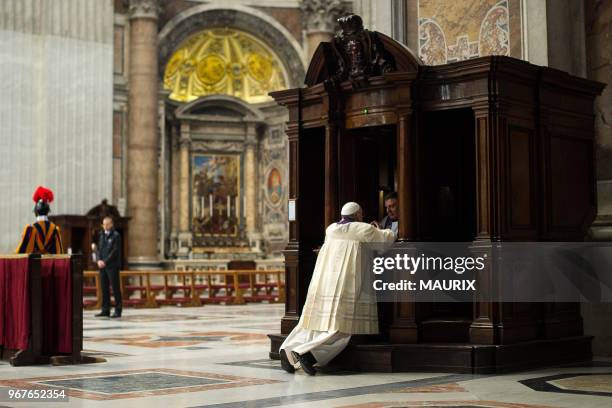 Le pape François se confesse en public, avec un prêtre le 28 mars 2014 dans la basilique Saint-Pierre, Rome, Vatican. Jamais un pape récent ne s'est...