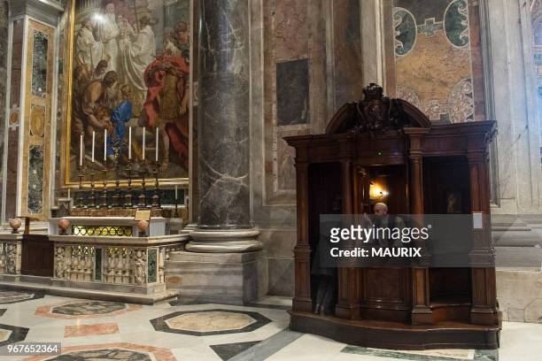 Le pape François se confesse en public, avec un prêtre le 28 mars 2014 dans la basilique Saint-Pierre, Rome, Vatican. Jamais un pape récent ne s'est...