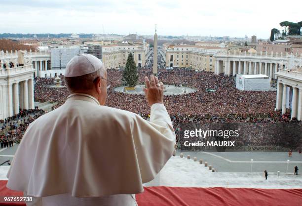 Le pape François delivre son traditionnel message Urbi et Orbi au monde depuis le balcon de la basilique Saint-Pierre en ce jour de Noël à Rome,...