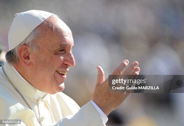 Le pape Francois preside l'audience generale hebdomadaire sur la place Saint-Pierre le 25 septembre 2013 au Vatican.