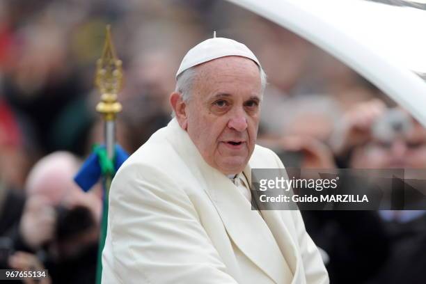 Le pape Francois preside l'audience generale hebdomadaire sur la place Saint-Pierre le 22 janvier 2014 au Vatican.