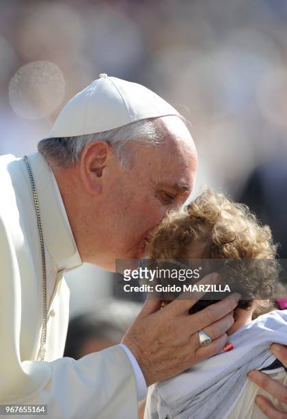 Le pape Francois preside l'audience generale hebdomadaire sur la place Saint-Pierre le 25 septembre 2013 au Vatican.