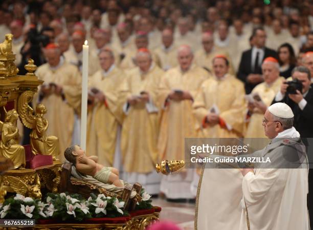 Le pape Francois celebre sa premiere messe de minuit de Noel a la basilique de Saint-Pierre le 24 decembre 2013, Rome, Vatican.