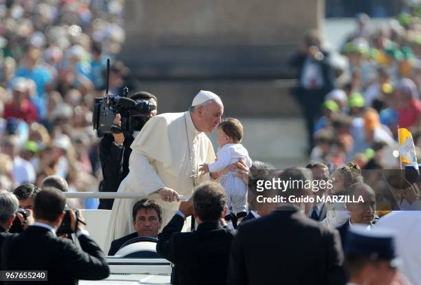 Le pape Francois preside l'audience generale hebdomadaire sur la place Saint-Pierre le 25 septembre 2013 au Vatican.